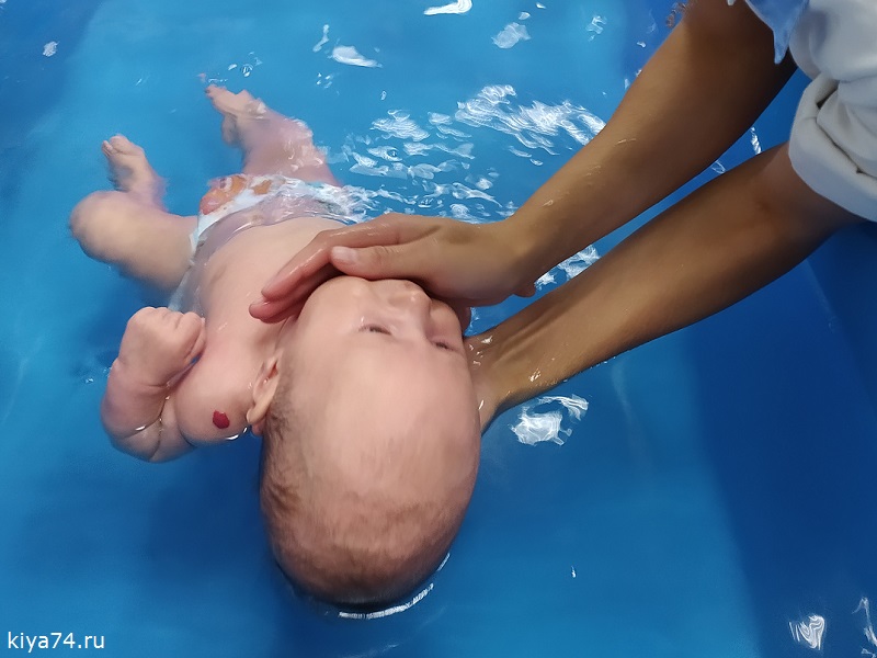 Плавание для малышей до года